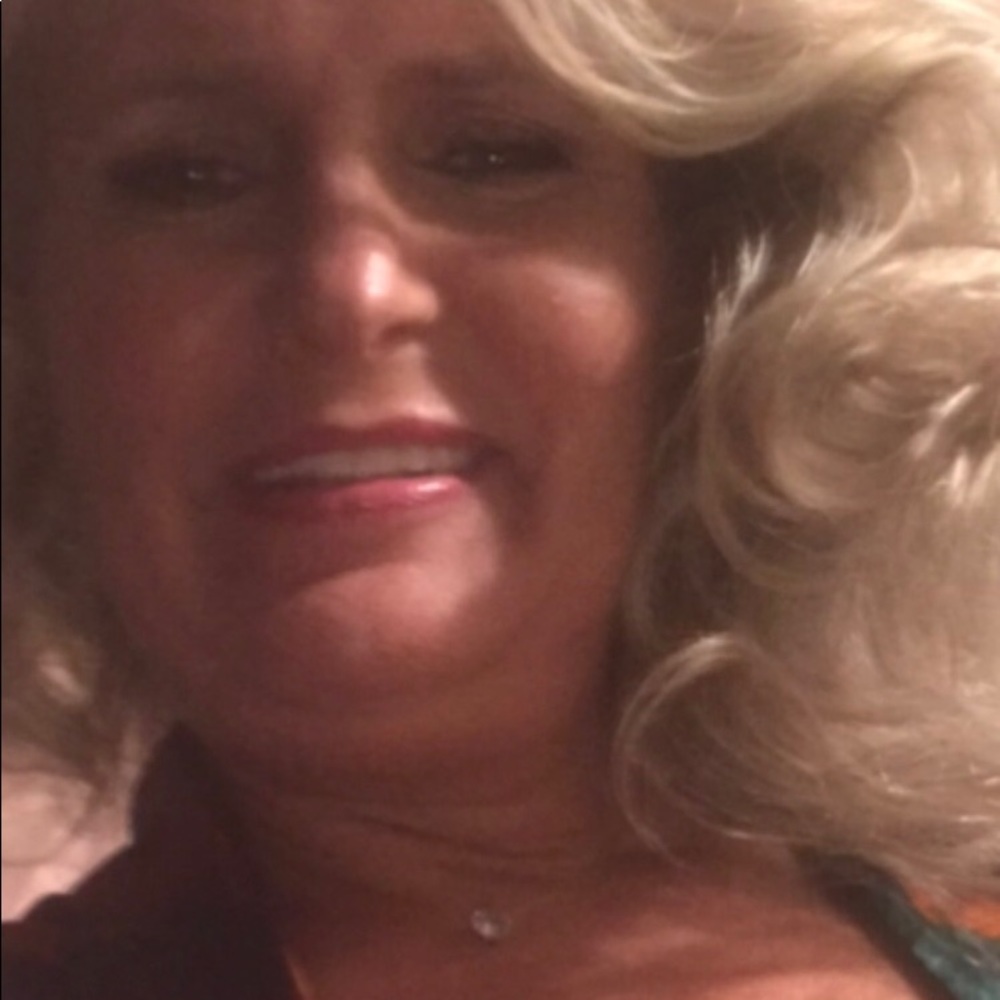 Meet your Posher, Deedee